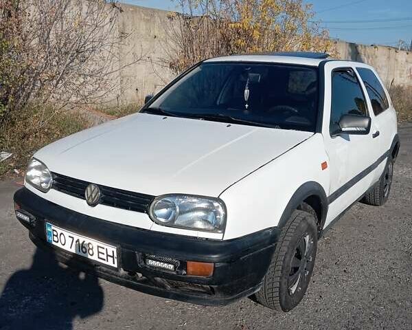 Білий Фольксваген Гольф, об'ємом двигуна 1.39 л та пробігом 93 тис. км за 2000 $, фото 1 на Automoto.ua