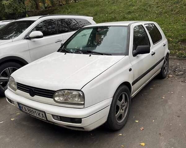 Белый Фольксваген Гольф, объемом двигателя 1.98 л и пробегом 400 тыс. км за 2600 $, фото 1 на Automoto.ua