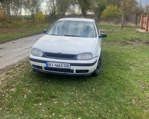 Белый Фольксваген Гольф, объемом двигателя 1.6 л и пробегом 300 тыс. км за 2800 $, фото 1 на Automoto.ua