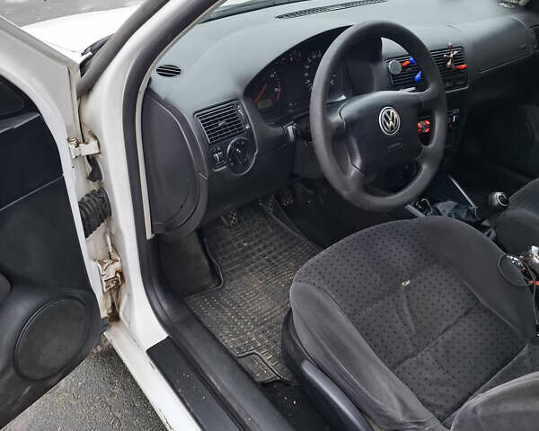 Белый Фольксваген Гольф, объемом двигателя 1.9 л и пробегом 420 тыс. км за 2400 $, фото 1 на Automoto.ua