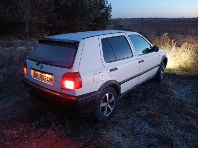 Білий Фольксваген Гольф, об'ємом двигуна 1 л та пробігом 1 тис. км за 1200 $, фото 1 на Automoto.ua
