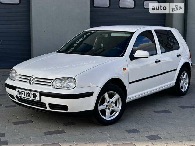 Белый Фольксваген Гольф, объемом двигателя 1.6 л и пробегом 300 тыс. км за 4000 $, фото 1 на Automoto.ua