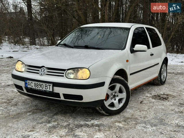 Белый Фольксваген Гольф, объемом двигателя 1.6 л и пробегом 322 тыс. км за 3450 $, фото 1 на Automoto.ua