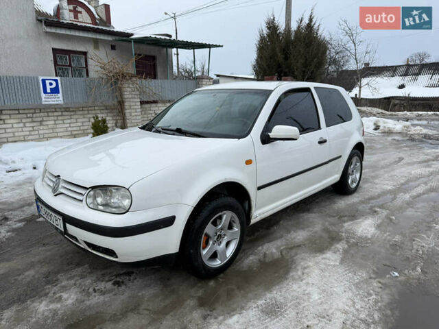 Белый Фольксваген Гольф, объемом двигателя 1.6 л и пробегом 300 тыс. км за 3000 $, фото 1 на Automoto.ua