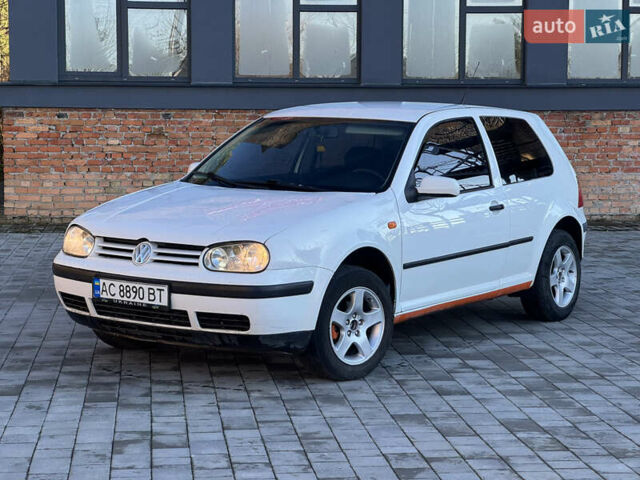 Белый Фольксваген Гольф, объемом двигателя 1.6 л и пробегом 322 тыс. км за 3350 $, фото 1 на Automoto.ua