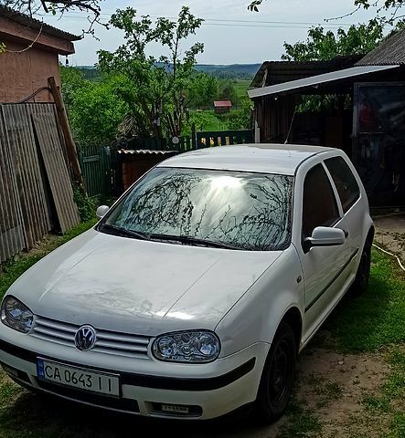 Білий Фольксваген Гольф, об'ємом двигуна 1.4 л та пробігом 300 тис. км за 2650 $, фото 1 на Automoto.ua