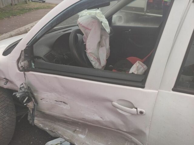 Белый Фольксваген Гольф, объемом двигателя 2 л и пробегом 200 тыс. км за 1500 $, фото 1 на Automoto.ua