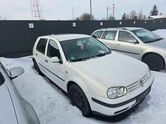 Белый Фольксваген Гольф, объемом двигателя 1.6 л и пробегом 200 тыс. км за 3550 $, фото 1 на Automoto.ua