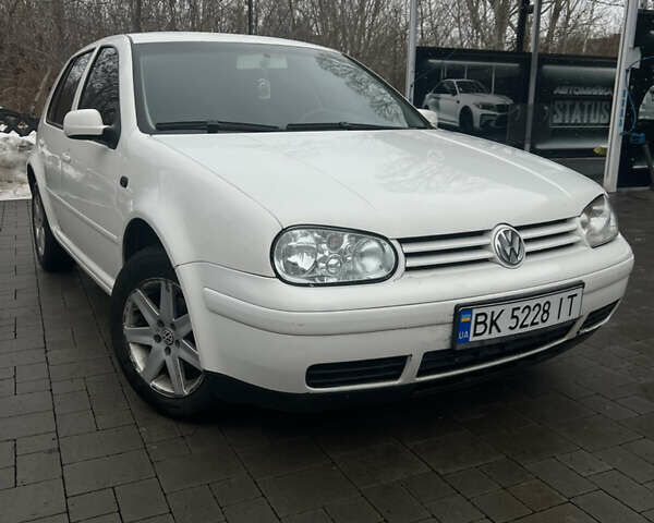 Белый Фольксваген Гольф, объемом двигателя 1.6 л и пробегом 251 тыс. км за 3300 $, фото 1 на Automoto.ua