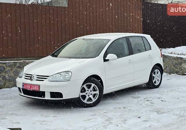 Белый Фольксваген Гольф, объемом двигателя 1.6 л и пробегом 207 тыс. км за 7777 $, фото 1 на Automoto.ua
