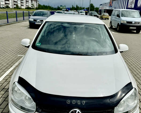 Белый Фольксваген Гольф, объемом двигателя 1.6 л и пробегом 235 тыс. км за 6000 $, фото 1 на Automoto.ua