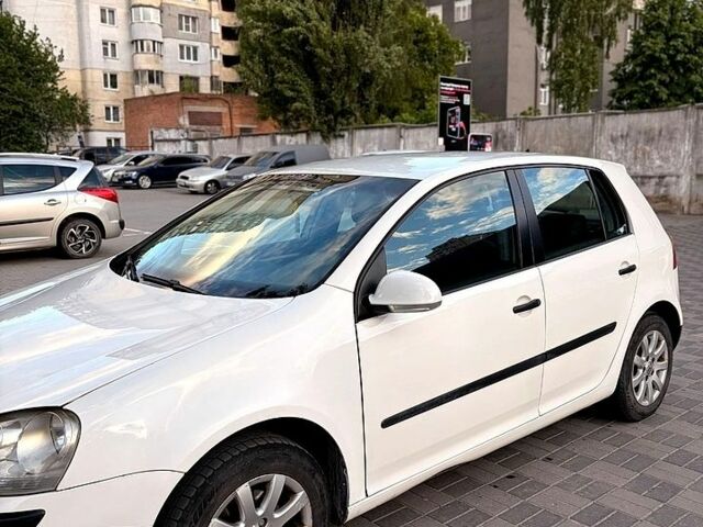 Белый Фольксваген Гольф, объемом двигателя 1.6 л и пробегом 243 тыс. км за 5300 $, фото 1 на Automoto.ua