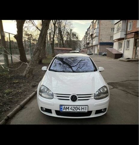 Белый Фольксваген Гольф, объемом двигателя 1.6 л и пробегом 280 тыс. км за 5600 $, фото 1 на Automoto.ua