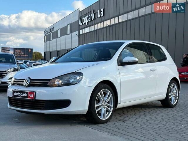 Белый Фольксваген Гольф, объемом двигателя 1.6 л и пробегом 243 тыс. км за 8590 $, фото 1 на Automoto.ua