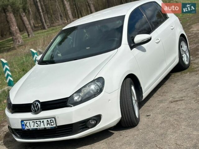 Белый Фольксваген Гольф, объемом двигателя 1.6 л и пробегом 237 тыс. км за 9000 $, фото 1 на Automoto.ua