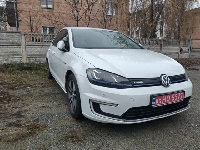 Белый Фольксваген Гольф, объемом двигателя 0 л и пробегом 118 тыс. км за 8800 $, фото 1 на Automoto.ua