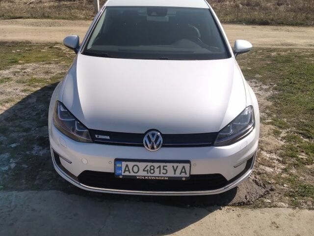 Белый Фольксваген Гольф, объемом двигателя 0 л и пробегом 144 тыс. км за 10000 $, фото 1 на Automoto.ua