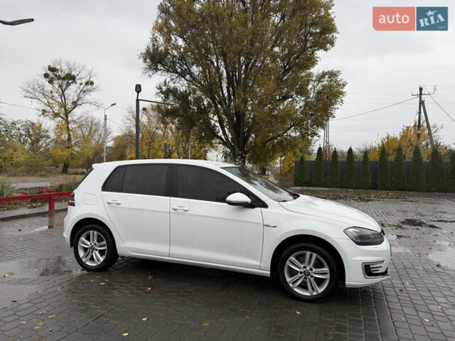 Фольксваген Гольф 2017 в Днепре (Днепропетровске) на Automoto.ua Белый Фольксваген Гольф, объемом двигателя 0 л и пробегом 113 тыс. км за 9200 $, фото 1 на Automoto.ua
