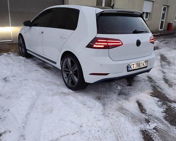 Белый Фольксваген Гольф, объемом двигателя 0 л и пробегом 70 тыс. км за 15900 $, фото 1 на Automoto.ua