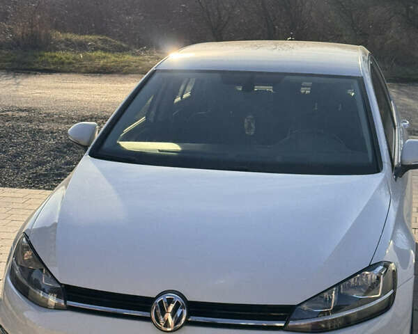 Белый Фольксваген Гольф, объемом двигателя 1.4 л и пробегом 105 тыс. км за 11500 $, фото 1 на Automoto.ua