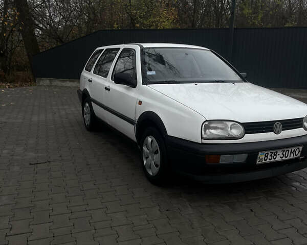 Белый Фольксваген Гольф, объемом двигателя 1.39 л и пробегом 130 тыс. км за 1450 $, фото 1 на Automoto.ua