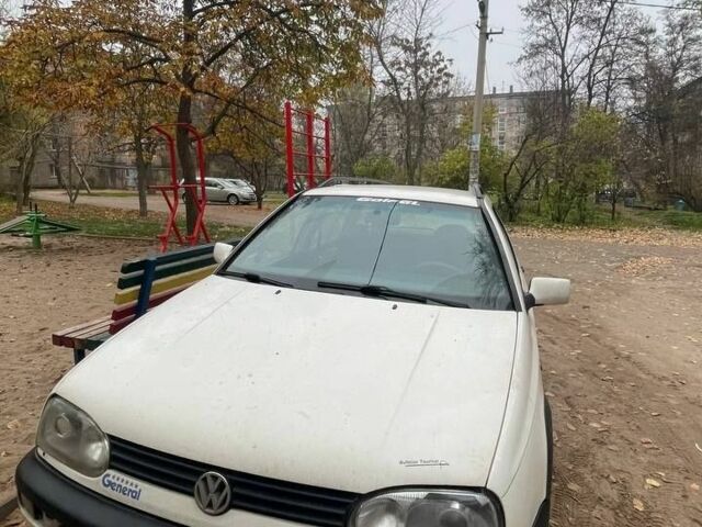 Белый Фольксваген Гольф, объемом двигателя 1.9 л и пробегом 220 тыс. км за 3000 $, фото 1 на Automoto.ua