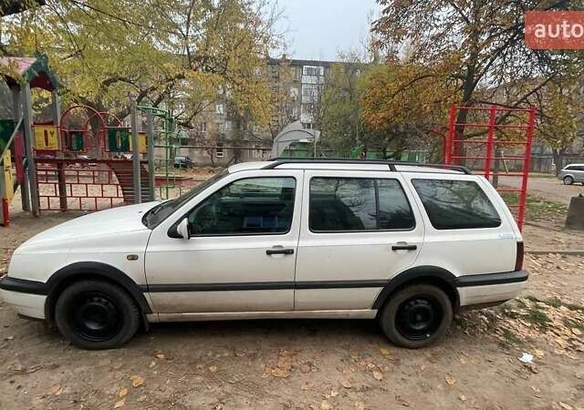 Белый Фольксваген Гольф, объемом двигателя 1.9 л и пробегом 220 тыс. км за 3300 $, фото 1 на Automoto.ua