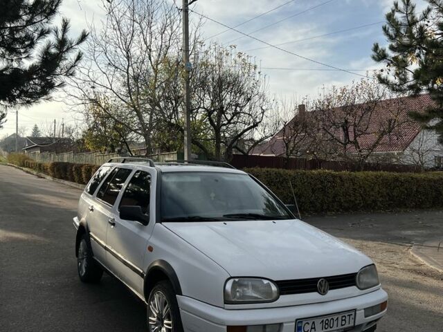 Белый Фольксваген Гольф, объемом двигателя 1.8 л и пробегом 330 тыс. км за 2400 $, фото 1 на Automoto.ua