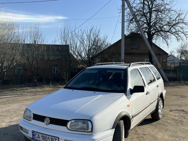 Белый Фольксваген Гольф, объемом двигателя 1.8 л и пробегом 300 тыс. км за 2150 $, фото 1 на Automoto.ua