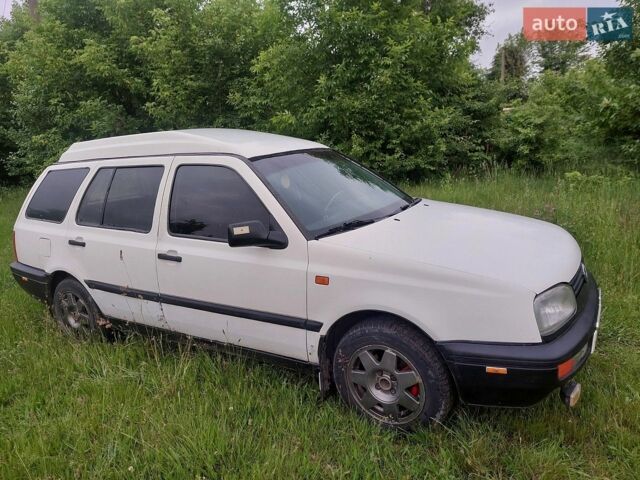 Белый Фольксваген Гольф, объемом двигателя 1.99 л и пробегом 300 тыс. км за 2500 $, фото 1 на Automoto.ua