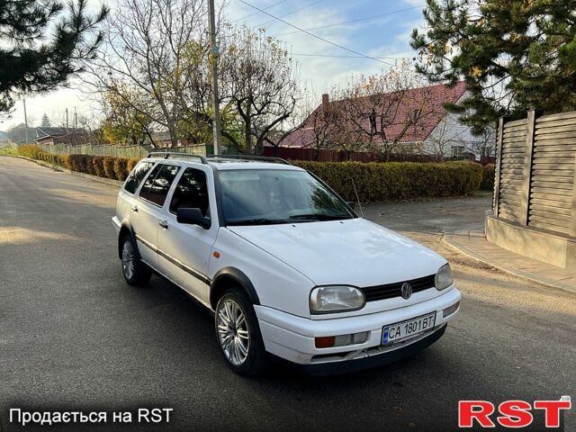 Белый Фольксваген Гольф, объемом двигателя 1.8 л и пробегом 300 тыс. км за 2400 $, фото 1 на Automoto.ua