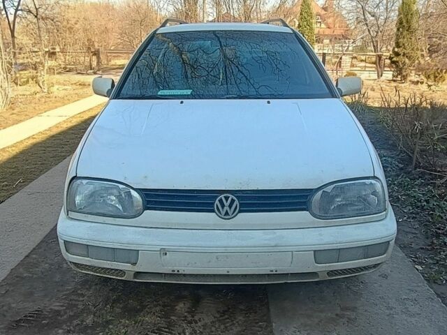 Белый Фольксваген Гольф, объемом двигателя 1.6 л и пробегом 200 тыс. км за 23 $, фото 1 на Automoto.ua