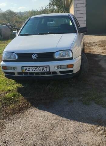 Белый Фольксваген Гольф, объемом двигателя 1.78 л и пробегом 250 тыс. км за 3200 $, фото 1 на Automoto.ua