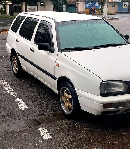 Белый Фольксваген Гольф, объемом двигателя 1.8 л и пробегом 250 тыс. км за 3000 $, фото 1 на Automoto.ua