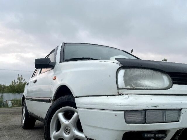 Белый Фольксваген Гольф, объемом двигателя 1.8 л и пробегом 400 тыс. км за 1400 $, фото 1 на Automoto.ua