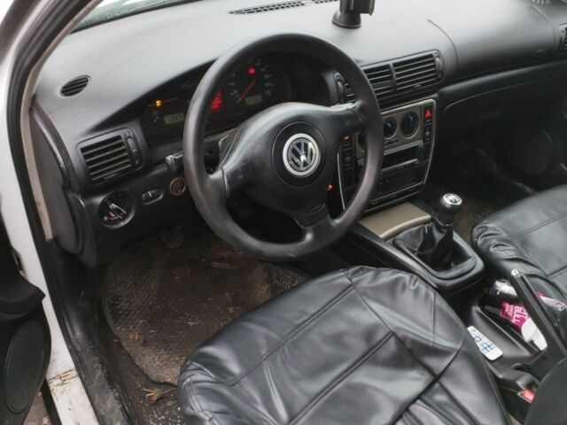 Белый Фольксваген Гольф, объемом двигателя 1 л и пробегом 340 тыс. км за 1750 $, фото 1 на Automoto.ua