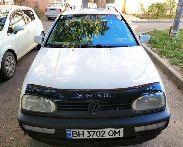 Белый Фольксваген Гольф, объемом двигателя 1.8 л и пробегом 137 тыс. км за 4000 $, фото 1 на Automoto.ua