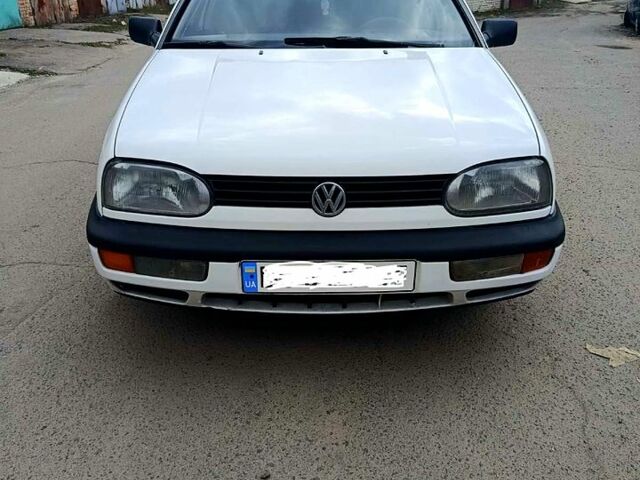 Белый Фольксваген Гольф, объемом двигателя 1.8 л и пробегом 200 тыс. км за 2300 $, фото 1 на Automoto.ua