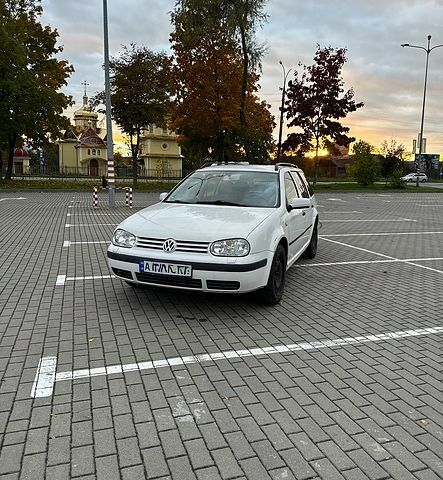 Белый Фольксваген Гольф, объемом двигателя 1.6 л и пробегом 176 тыс. км за 2700 $, фото 1 на Automoto.ua
