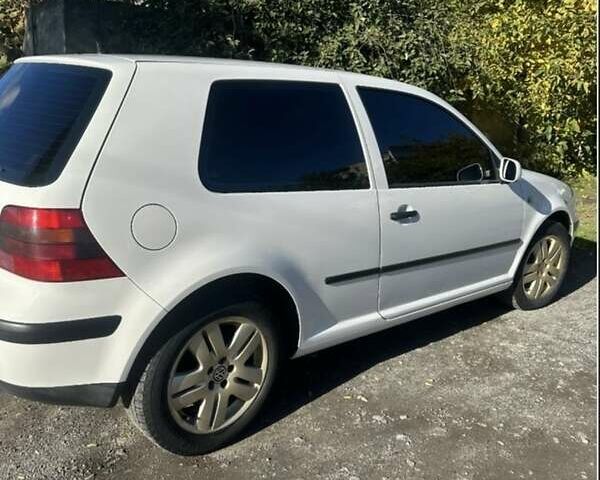 Белый Фольксваген Гольф, объемом двигателя 1.6 л и пробегом 230 тыс. км за 4500 $, фото 1 на Automoto.ua