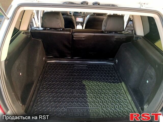 Белый Фольксваген Гольф, объемом двигателя 1.6 л и пробегом 283 тыс. км за 3800 $, фото 1 на Automoto.ua