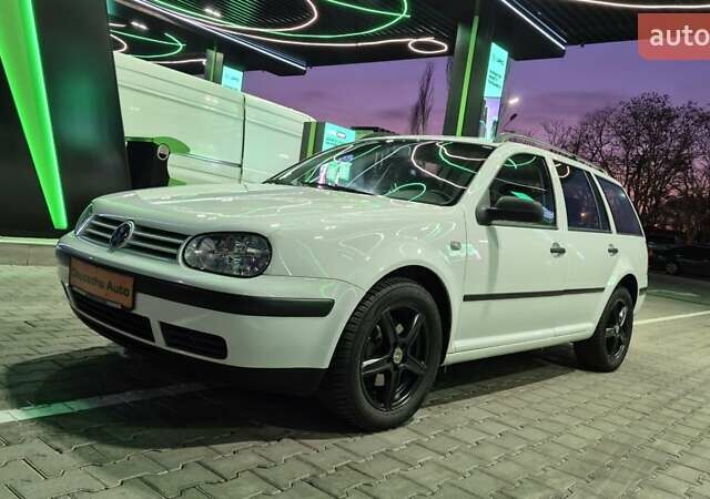 Белый Фольксваген Гольф, объемом двигателя 1.6 л и пробегом 204 тыс. км за 5555 $, фото 1 на Automoto.ua
