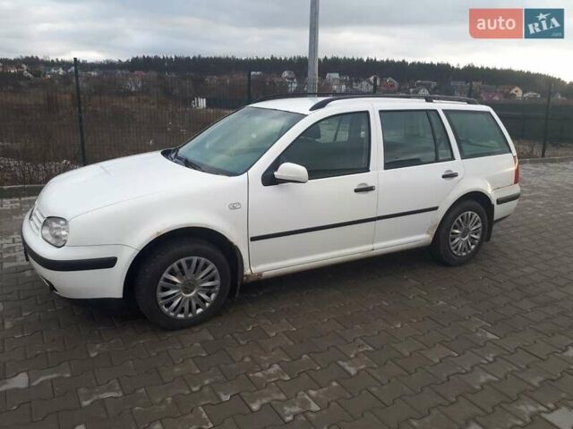 Белый Фольксваген Гольф, объемом двигателя 1.6 л и пробегом 300 тыс. км за 3999 $, фото 1 на Automoto.ua