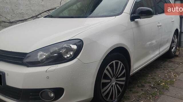 Белый Фольксваген Гольф, объемом двигателя 1.6 л и пробегом 237 тыс. км за 11612 $, фото 1 на Automoto.ua