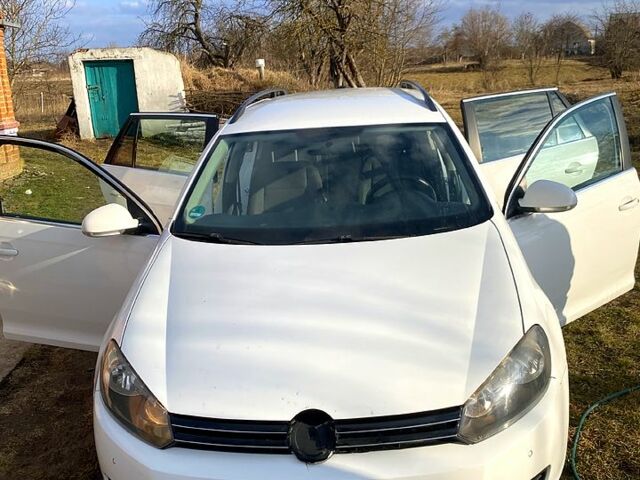 Белый Фольксваген Гольф, объемом двигателя 1.6 л и пробегом 300 тыс. км за 6800 $, фото 1 на Automoto.ua