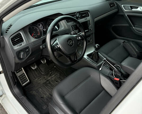 Белый Фольксваген Гольф, объемом двигателя 2 л и пробегом 171 тыс. км за 12500 $, фото 1 на Automoto.ua