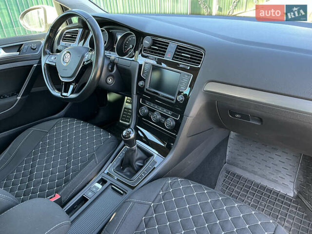 Белый Фольксваген Гольф, объемом двигателя 1.6 л и пробегом 238 тыс. км за 15000 $, фото 1 на Automoto.ua