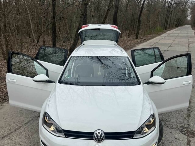 Белый Фольксваген Гольф, объемом двигателя 1.6 л и пробегом 275 тыс. км за 10500 $, фото 1 на Automoto.ua