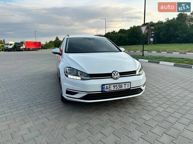 Белый Фольксваген Гольф, объемом двигателя 1.6 л и пробегом 240 тыс. км за 13900 $, фото 1 на Automoto.ua
