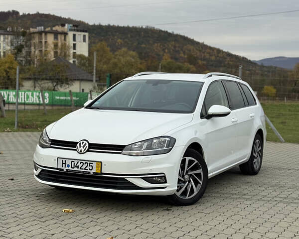 Белый Фольксваген Гольф, объемом двигателя 1.6 л и пробегом 236 тыс. км за 13200 $, фото 1 на Automoto.ua